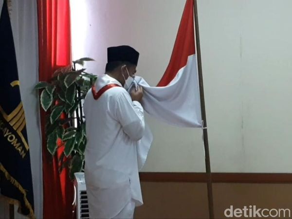 Momen Eks Napiter Cium Bendera Merah Putih di Lapas Garut