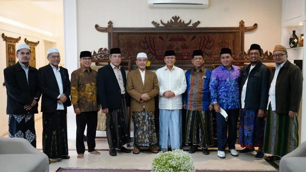 Momen Zulhas Bertemu Kiai dari MP3I