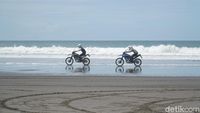Foto: Menaklukkan Hitamnya Pasir Pantai Pasut Bali