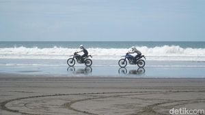 Foto: Menaklukkan Hitamnya Pasir Pantai Pasut Bali