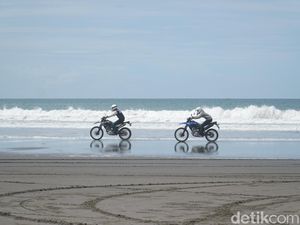 Foto: Menaklukkan Hitamnya Pasir Pantai Pasut Bali