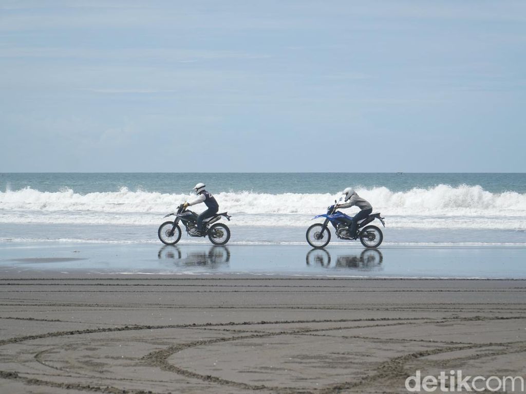 Foto: Menaklukkan Hitamnya Pasir Pantai Pasut Bali Foto: Menaklukkan Hitamnya Pasir Pantai Pasut Bali
