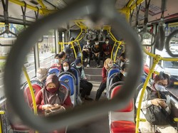 Naik TransJakarta Pakai Kartu Apa? Cek Lagi di Sini!