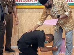 Dibebaskan, Maling Ayam Demi Susu Anak ini Bersimpuh di Depan Korbannya