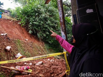 Penampakan Tebing 8 Meter di Tangsel yang Longsor Gegara Hujan Deras
