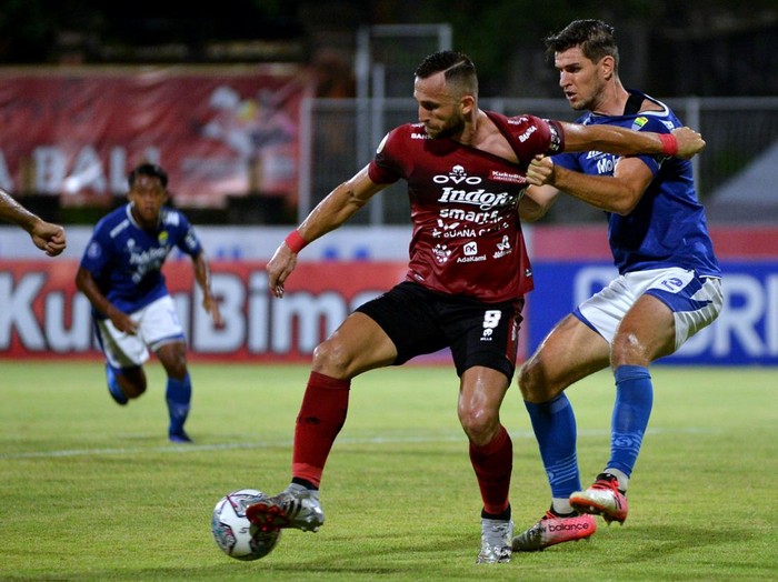 Pesepak bola Bali United Ilija Spasojevic (kiri) berebut bola dengan pesepak bola Persib Bandung Nick Kuipers (kanan) saat pertandingan Liga 1 di Stadion I Gusti Ngurah Rai, Denpasar, Bali, Kamis (13/1/2022). ANTARA FOTO/Fikri Yusuf/hp.