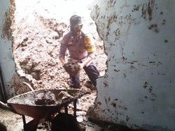 Plengsengan Longsor Timpa Rumah Warga Trenggalek