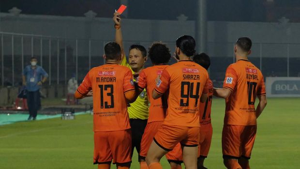 Wasit Iwan Sukoco memberikan kartu merah kepada Pesepak bola Persiraja Banda Aceh Andika Kurniawan (kiri) usai melanggar pesepak bola PSIS Semarang pada pertandingan Liga 1 di Stadion Kompyang Sujana, Denpasar, Bali, Rabu (12/1/2022) malam. PSIS Semarang menang atas Persiraja Banda Aceh dengan skor 1-0. ANTARA FOTO/Nyoman Hendra Wibowo/foc.