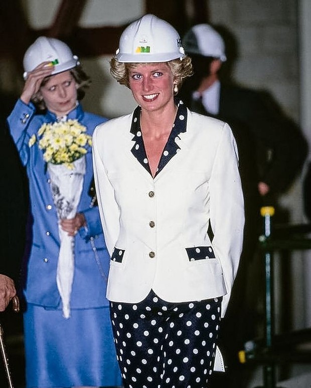 Putri Diana memadukan blazer dan dress polkadot