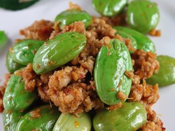 Resep Sambal Pete dan Ayam yang Pedas Renyahnya Nagih