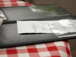 Kakek Ini Dapat Diskon Restoran Sesuai Persentase Sisa Baterai Ponsel