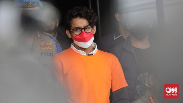 Artis Ardhito Pramono dihadirkan saat rilis penyalahgunaan Narkoba di Gedung Polres Jakarta Barat, Kamis, 13 Januari 2022. Ardhito dibekuk di rumahnya yang berada di kawasan Duren Sawit, Jakarta Timur dini hari tadi sekitar pukul 02.00 dengan barang bukti 2 buah klip narkotika jenis ganja berat brutto 4,80 gram, 1 kertas vapir. CNN Indonesia/Adhi Wicaksono