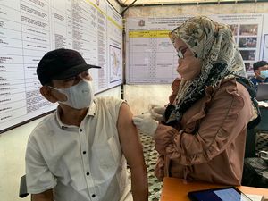 Senangnya Warga Manggarai Jaksel Ini Dapat Vaksin Booster COVID-19