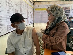 Senangnya Warga Manggarai Jaksel Ini Dapat Vaksin Booster COVID-19