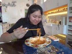 Sederhana! Amel Anak Ussy Sulistiawaty Cuma Minta Makan Mie Instan Saat Ulang Tahun