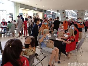 Antusias Lansia di Manado Ikut Vaksinasi Booster