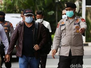 Tiga Orang Terkait OTT Bupati Abdul Gafur Tiba di KPK Tiga Orang Terkait OTT Bupati Abdul Gafur Tiba di KPK