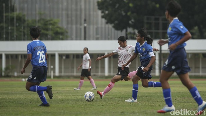 Pemusatan Latihan (TC) timnas wanita di Jakarta masih terus dilakukan sampai keberangkatan. Latihan terus digenjot. Ini foto-fotonya!