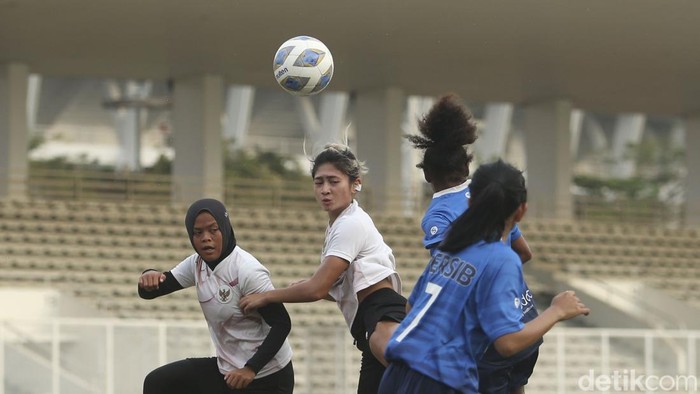 Pemusatan Latihan (TC) timnas wanita di Jakarta masih terus dilakukan sampai keberangkatan. Latihan terus digenjot. Ini foto-fotonya!