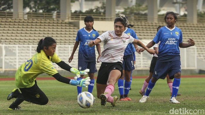 Timnas Wanita Genjot Latihan Jelang Piala Asia Pemusatan Latihan (TC) timnas wanita di Jakarta masih terus dilakukan sampai keberangkatan. Latihan terus digenjot. Ini foto-fotonya!