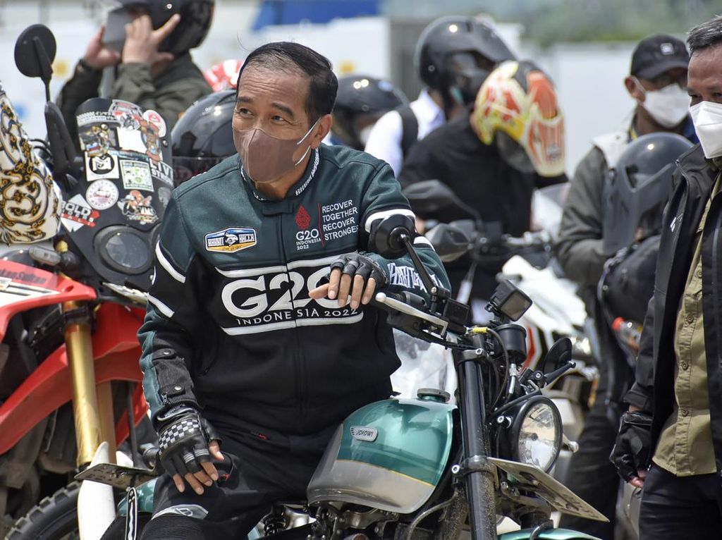 Top! OOTD Jokowi Serba Lokal saat Jajal Bypass Bandara-Mandalika, Ini Mereknya