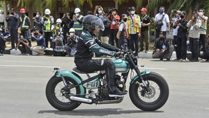 Berjaket G20, Jokowi Geber Motor Tinjau Kesiapan MotoGP Mandalika