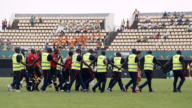 Tunisia vs Mali Soccer Football - Africa Cup of Nations - Group F - Tunisia v Mali - Limbe Omnisport Stadium, Limbe, Cameroon - January 12, 2022 Security protect referee Janny Sikazwe as he walks off the pitch after the match REUTERS/Mohamed Abd El Ghany