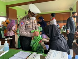 Cara Polisi Magetan Agar Anak Tak Takut Divaksin Usai Pelajar Meninggal