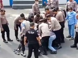 Pria Masuk Polres Lumajang Bawa Pisau Saat Polisi Gelar Apel Pagi