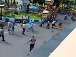 Pria yang Acungkan Pisau Masuk ke Polres Lumajang Ternyata ODGJ