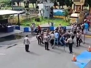 Pria Masuk Polres Lumajang Masih Acungkan Pisau, Belum Serang Anggota Pria Masuk Polres Lumajang Masih Acungkan Pisau, Belum Serang Anggota