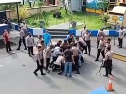 Pria Masuk dan Acungkan Pisau di Polres Lumajang Depresi Karena Gagal Nikah