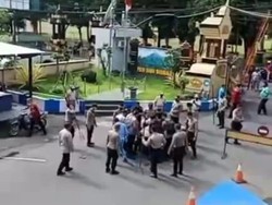 Detik-detik Pria Acungkan Pisau Masuk Polres Lumajang