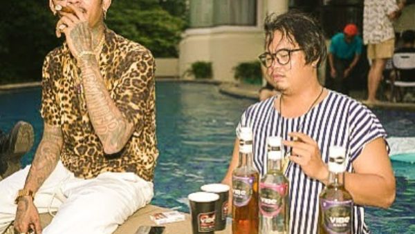 Asyiknya Gaya Young Lex Saat Ngopi dan Makan Nasi Bungkus