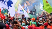 Buruh Kembali Padati Depan Gedung DPR RI Tolak UU Cipta Kerja