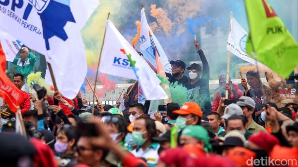 Buruh Kembali Padati Depan Gedung DPR RI Tolak UU Cipta Kerja