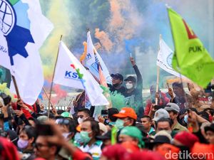 Legislator PKS Temui Massa Buruh: Kami Tegas Menolak UU Ciptaker! Legislator PKS Temui Massa Buruh: Kami Tegas Menolak UU Ciptaker!