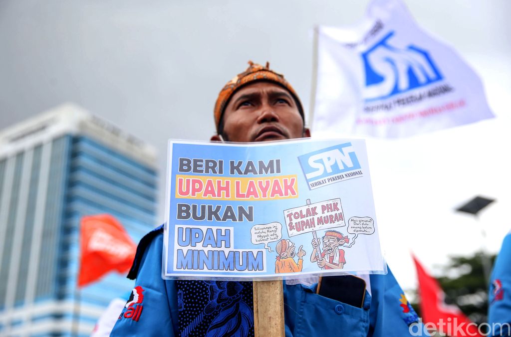 Massa buruh dari berbagai elemen menggelar aksi unjuk rasa di depan Gedung DPR RI. Aksi itu digelar untuk menolak omnibus law UU Cipta Kerja.