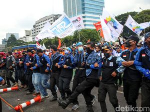 Curiga Ada Akal-akalan UU Cipta Kerja, Ribuan Buruh Geruduk DPR Hari Ini