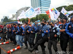 Curiga Ada Akal-akalan UU Cipta Kerja, Ribuan Buruh Geruduk DPR Hari Ini
