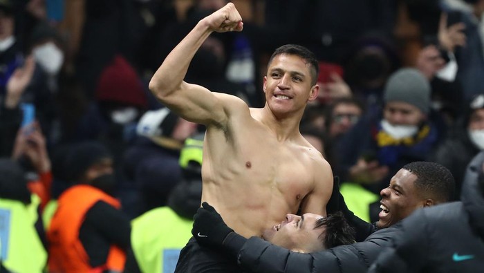 MILAN, ITALY - JANUARY 12: Alexis Sanchez of Inter Milan celebrates after scoring their sides second goal during the italian SuperCup match between FC Internazionale and Juventus at Stadio Giuseppe Meazza on January 12, 2022 in Milan, Italy. (Photo by Marco Luzzani/Getty Images)