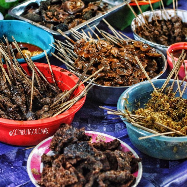 Aneka lauk di nasi uduk Jembatan Merah/Foto: Instagram.com/separuhakulemak Rekomendasi kuliner di Jembatan Merah Bogor