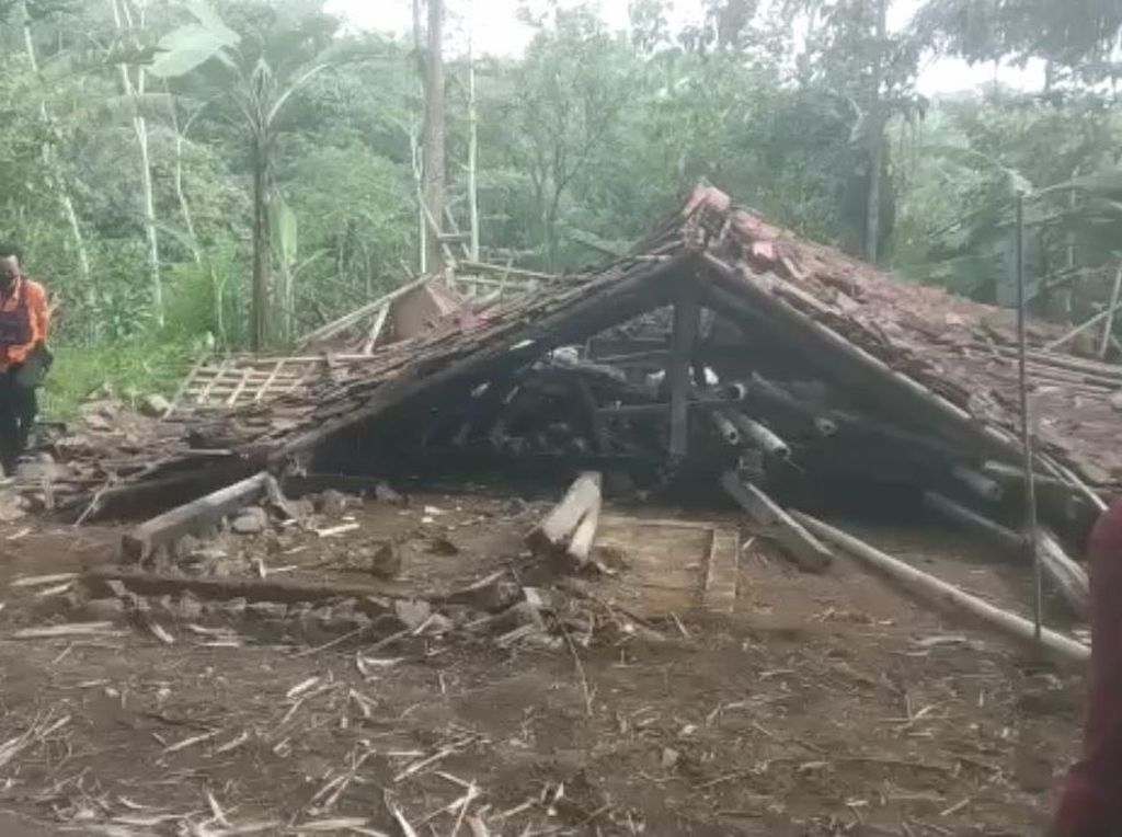 Lansia Tertimpa Reruntuhan Rumah Roboh di Sukabumi