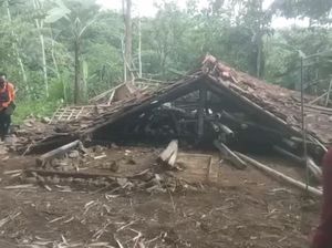 Lansia Tertimpa Reruntuhan Rumah Roboh di Sukabumi Lansia Tertimpa Reruntuhan Rumah Roboh di Sukabumi