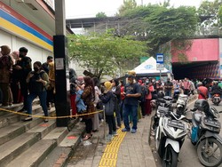 Antrean Calon Penumpang Mengular di Stasiun Cawang Sore Tadi