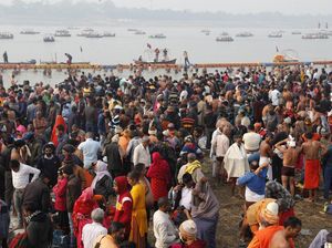 Rayakan Ritual Suci di Sungai Gangga, India Enggak Kapok Juga? Rayakan Ritual Suci di Sungai Gangga, India Enggak Kapok Juga?