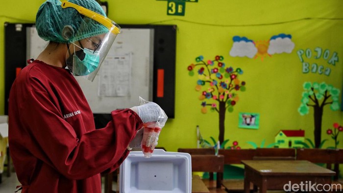 SDN Jati 01 Pagi, Pulo Gadung, Jakarta Timur, gelar swab PCR massal yang dibarengi para guru. Hal itu ditangani guna cegah penyebaran Corona di lingkungan sekolah