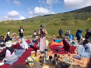 Nikmati Sensasi Piknik di Padang Savana Bukit Teletubbies Bromo, Tertarik?