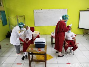 Ragam Ekspresi Siswa SD di Jakarta Saat Tes Usap Massal