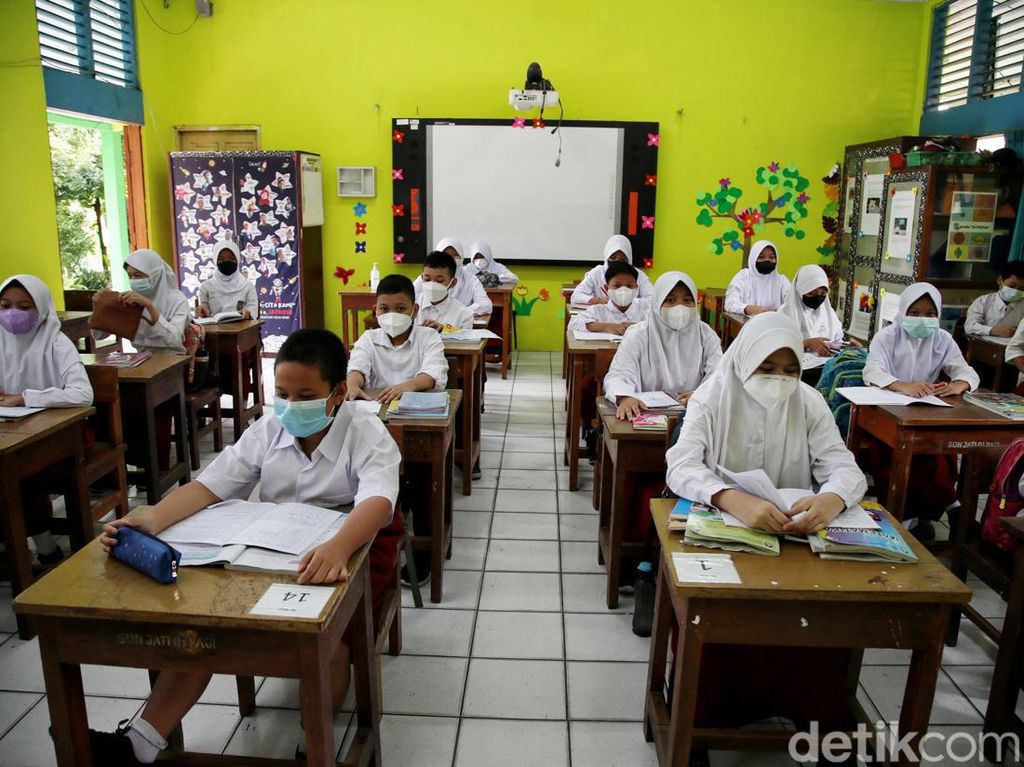 COVID di Belasan Sekolah, Anggota DPRD DKI Nilai PTM Masih Bisa Jalan Terus